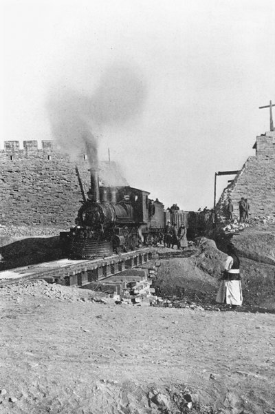 Eerste trein die door de muur van Peking, China, rijdt, ca. 1900 door Chinese Photographer